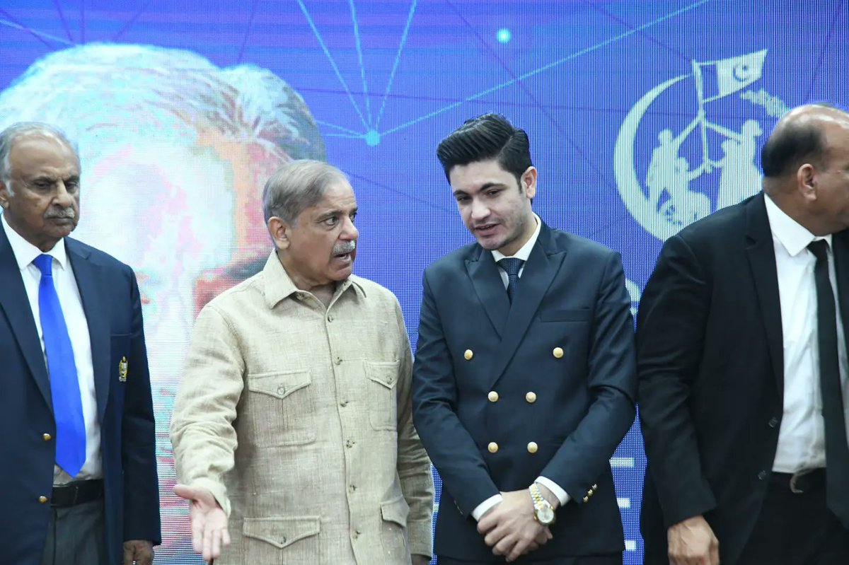 YouthCouncilPK's tweet photo. #100YCPians led by @MShehzadKhanPK met the PM🇵🇰. The PM appreciated &amp; recognized the efforts of YCP for youth empowerment. @PresidentYCP also assured the PM that the youth are united to take out Pakistan from the current crises like extremism, economic, and political crises. 🇵🇰✌🏻 https://t.co/3GoO2rtdt3