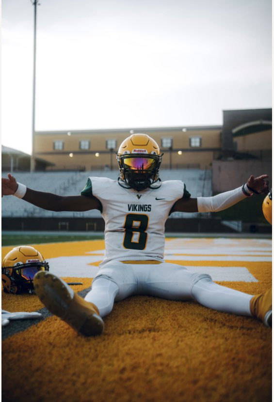 aden_jones17's tweet photo. Ready to #stormthecastle🏰⚔️. Week 0 against Westwood @TheValley_FB @CoachNPearson @SV_Athletics @LouatTheState https://t.co/bXLcLKO1uR