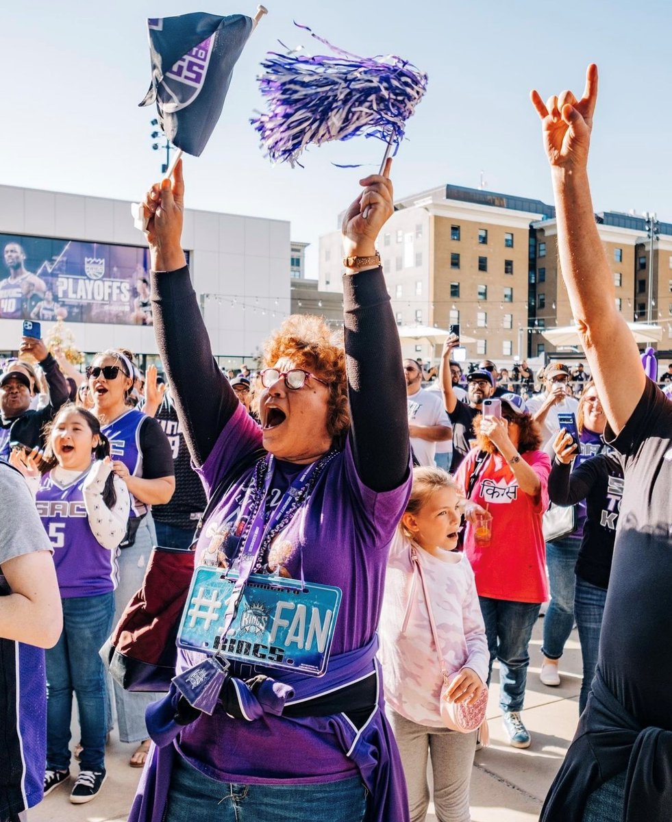 SacSportsCom's tweet photo. Our mood because the 2023-2024 @SacramentoKings regular season schedule is officially here! ⁠😍🏀
⁠
The #BeamTeam's season kicks off on Oct. 25 with their first home game at @Golden1Center against the @Warriors on Oct. 27. 
⁠
Learn more ➡️ https://t.co/LGNON3lntl. https://t.co/T9Nk6750AZ
