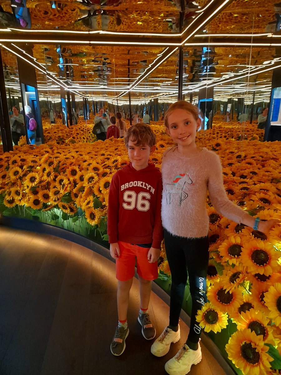 Ann40409552's tweet photo. A good day, doing the Van Gogh Live immersive experience in Brighton Dome with LaLa, Doughnut and MC https://t.co/AXVMN9b9Um