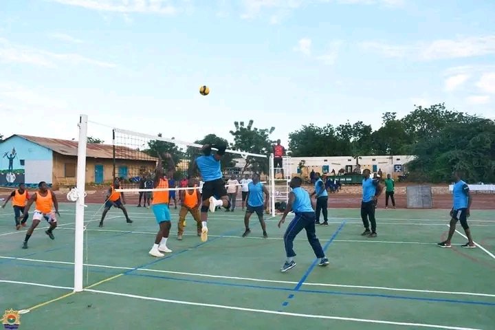 SidpawalmdeY's tweet photo. 🇧🇫#Stade_Gendarmerie_BF
#Nouveau stade omnisports flambant neuf pour la Gendarmerie Nationale au sein du camp Paspanga à Ouaga
Cérémonie d’ouverture de joyau le 17 août 2023 en présence du #CEMG Gendarmerie #Evrad Somda, ses collaborateurs et des autorités coutumières.
#SAY https://t.co/dyTMPMMGAb