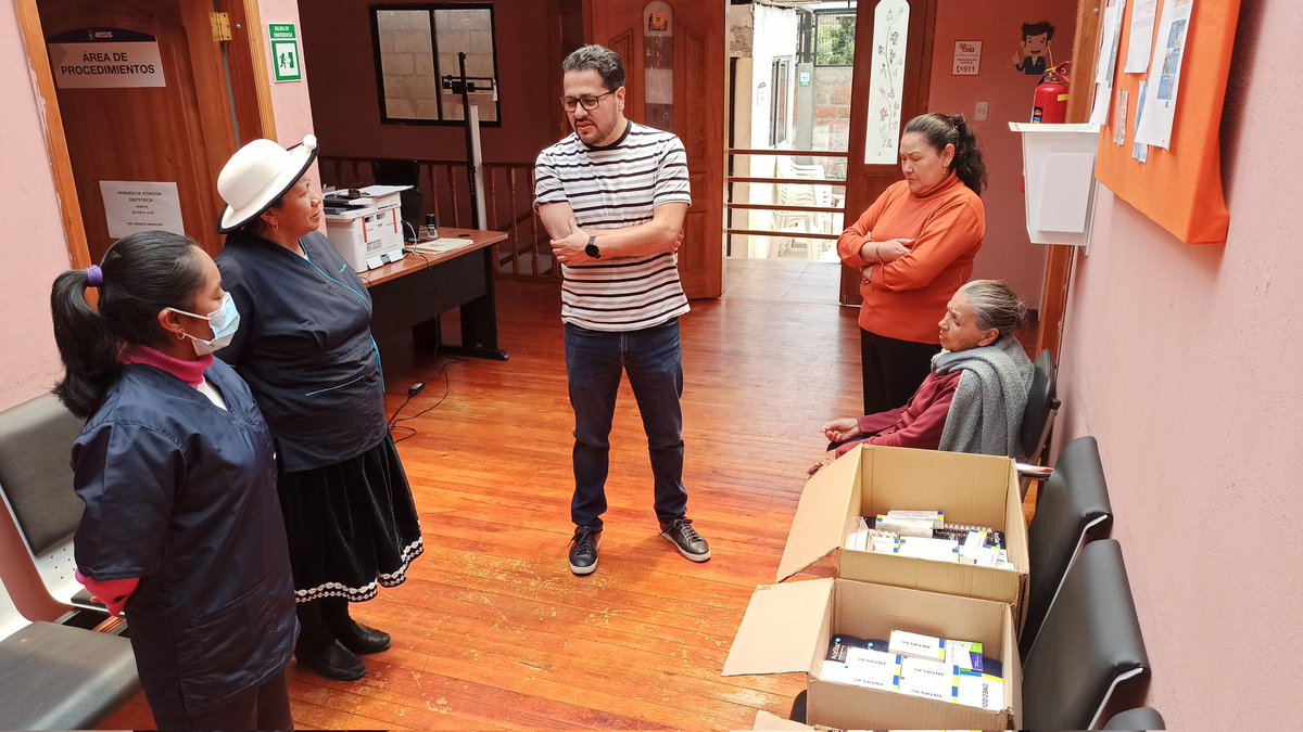 IESSCanar's tweet photo. #IESSatuServicio | Paúl Molina, director provincial de @IESSCanar,  entregó un nuevo lote de medicamentos en los dispensarios de: Sigsihuayco, Chuguin, Huayrapungo, San Pedro 1 y Aguarongo, correspondientes a la 3ra y 4ta entrega nacional. 💊

#55añosIESSCampesino   👩‍🌾🧑‍🌾🌱 https://t.co/JrR2DaboOK