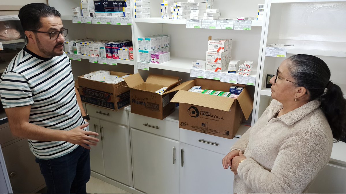 IESSCanar's tweet photo. #IESSatuServicio | Paúl Molina, director provincial de @IESSCanar,  entregó un nuevo lote de medicamentos en los dispensarios de: Sigsihuayco, Chuguin, Huayrapungo, San Pedro 1 y Aguarongo, correspondientes a la 3ra y 4ta entrega nacional. 💊

#55añosIESSCampesino   👩‍🌾🧑‍🌾🌱 https://t.co/JrR2DaboOK