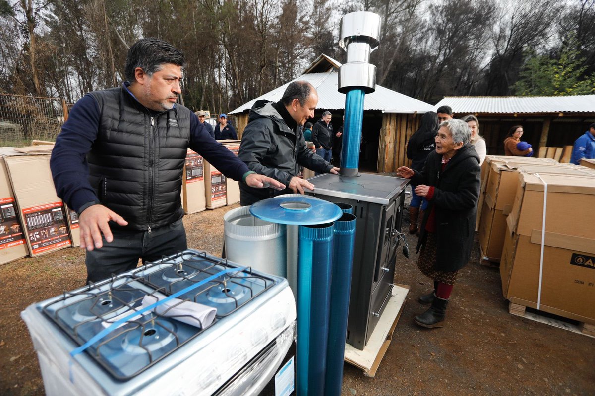 🪵 Hasta el sector de  Alhuelemu, Mulchén, llegó el Gobernador <a href="/rdiazworner/">Rodrigo Díaz Worner</a>, junto al alcalde de <a href="/munimulchen/">munimulchen</a>, quienes con mucha alegría y esperanza, concretaron la entrega de cocinas a leña y de gas a 18 familias afectadas por los incendios forestales de febrero del 2023.
