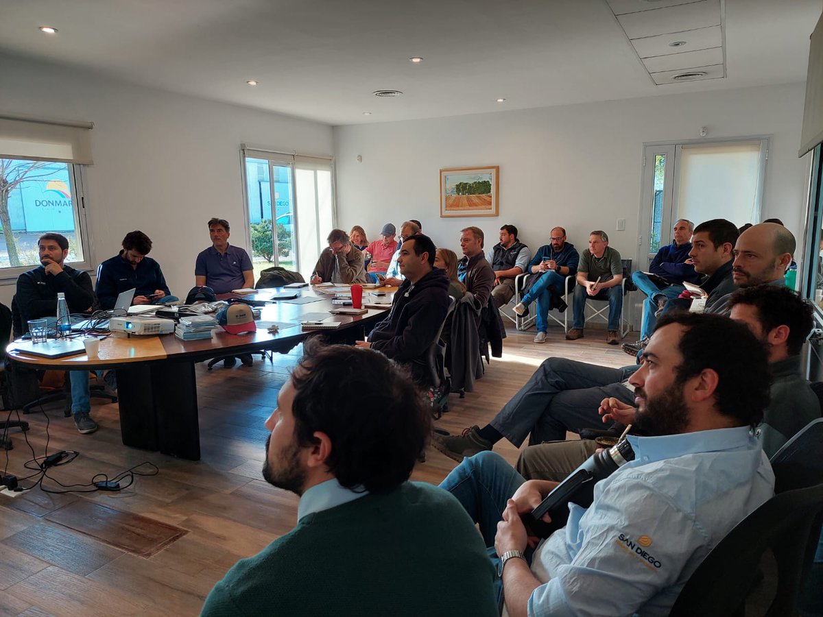 Hoy estuvimos de capacitacion con <a href="/SanDiego_SDS/">San Diego</a> y sus clientes en AZUL!
🌾post emergentes en trigo
🍄Manejo fungicidas en fina
🌱Herbicidas para BQ y post-e en gruesa
➡️Digital Xarvio
🌽🌻Manejo en girasol y maices BASF
<a href="/giannispag_/">Gianni Spagnuolo</a> <a href="/Carli_meier_/">Carli</a> 
<a href="/BASF_Agro_ARG/">BASF Agro Argentina</a> <a href="/xarvioAR/">xarvio Argentina</a>