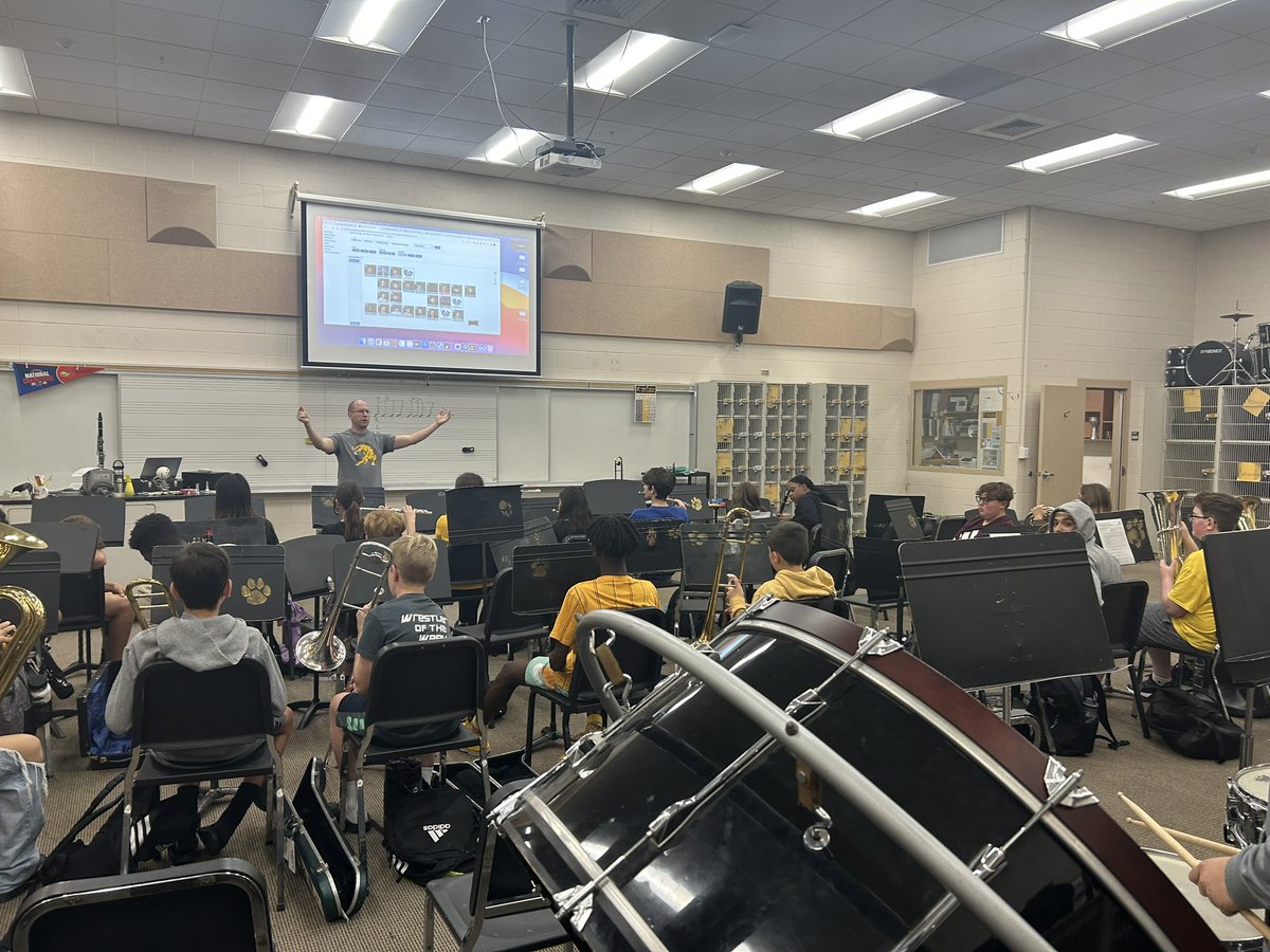 drtaylorbmms's tweet photo. What a week back to school with the @BMMSCougars! Students back, great first two days and a Horizon Award for Ms. Biggers. #firstdayin497 #bestyearyet #allstudentsoneteam @usd497 @USD497HR https://t.co/2VkciHtIUR