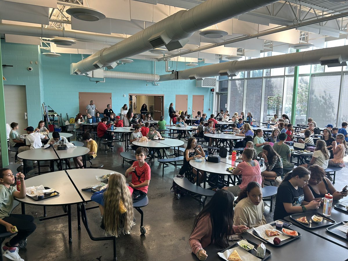 drtaylorbmms's tweet photo. What a week back to school with the @BMMSCougars! Students back, great first two days and a Horizon Award for Ms. Biggers. #firstdayin497 #bestyearyet #allstudentsoneteam @usd497 @USD497HR https://t.co/2VkciHtIUR