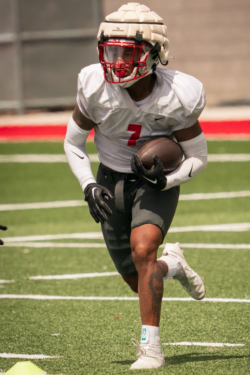 UNLVathletics's tweet photo. Camp Spotlight: @JerraeWilliams7 has become 1⃣ to watch 👀
📰https://t.co/oE1zhkuTxc
#BEaREBEL https://t.co/zm7rXKu640