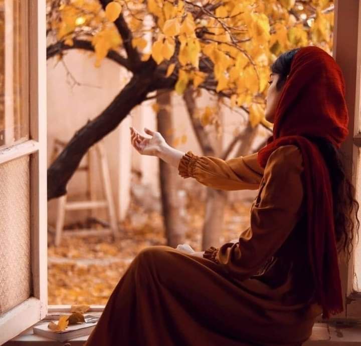أرىٰ بأن : #السعادة . .
لآ تحتـآج إلىٰ گـلمـآتٍ مـزخرفـه 
سـرعـآن مـآ تصـبح علىٰ رفٍ منسـي .

#السعادة فـعـل يصـنع ألـف قصـة 
لگل سطـر منهـآ لـونٌ زاهـي