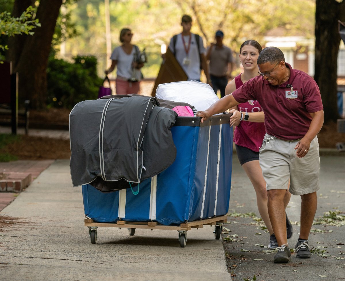 elonuniversity's tweet photo. The entire Elon community came out for #ElonMoveIn today and welcomed #Elon27 with open arms. Read more about today's excitement here: https://t.co/iCbh0UooDh https://t.co/uTYealwdh0