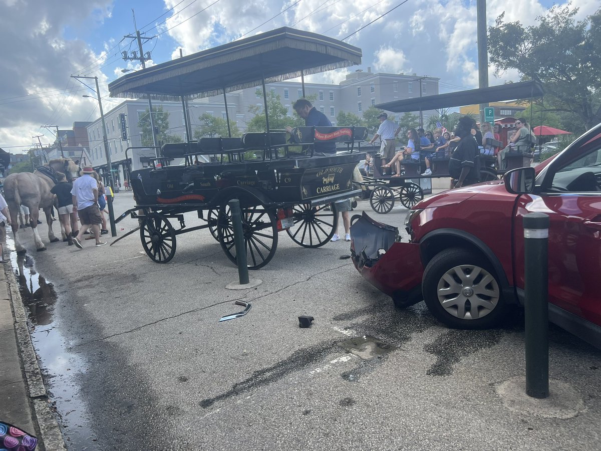 james4929's tweet photo. @News2Chase yesterdys carriage crash - strap to carriage broke and confused horse started galloping https://t.co/ktZh5GL2hq