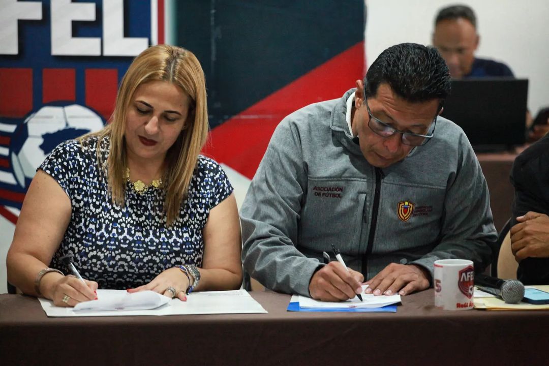 SomosAfel's tweet photo. La Asociación de Fútbol del estado Lara y la Universidad Politécnica Territorial del estado Lara Andrés Eloy Blanco (@uptlara) se complacen en anunciar un convenio académico en pro del desarrollo del fútbol larense 🔵🔴

#SomosAFEL https://t.co/JWVVLKgUEv