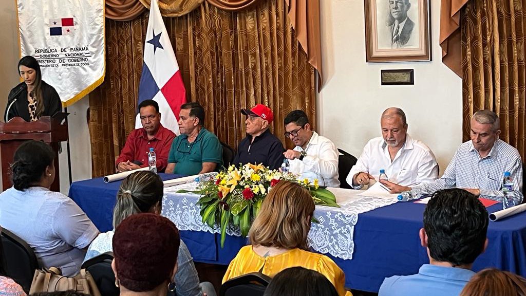 rogertejadab's tweet photo. 📍Penonome, Coclé
Desde el @MINGOBPma damos seguimiento a los diferentes planes y proyectos del Gobierno Nacional. En esta provincia los avances del #PlanColmena liderado por @MIDESPma son impresionantes, y estoy contento con el trabajo en equipo que están haciendo. https://t.co/6u88ylQwnv
