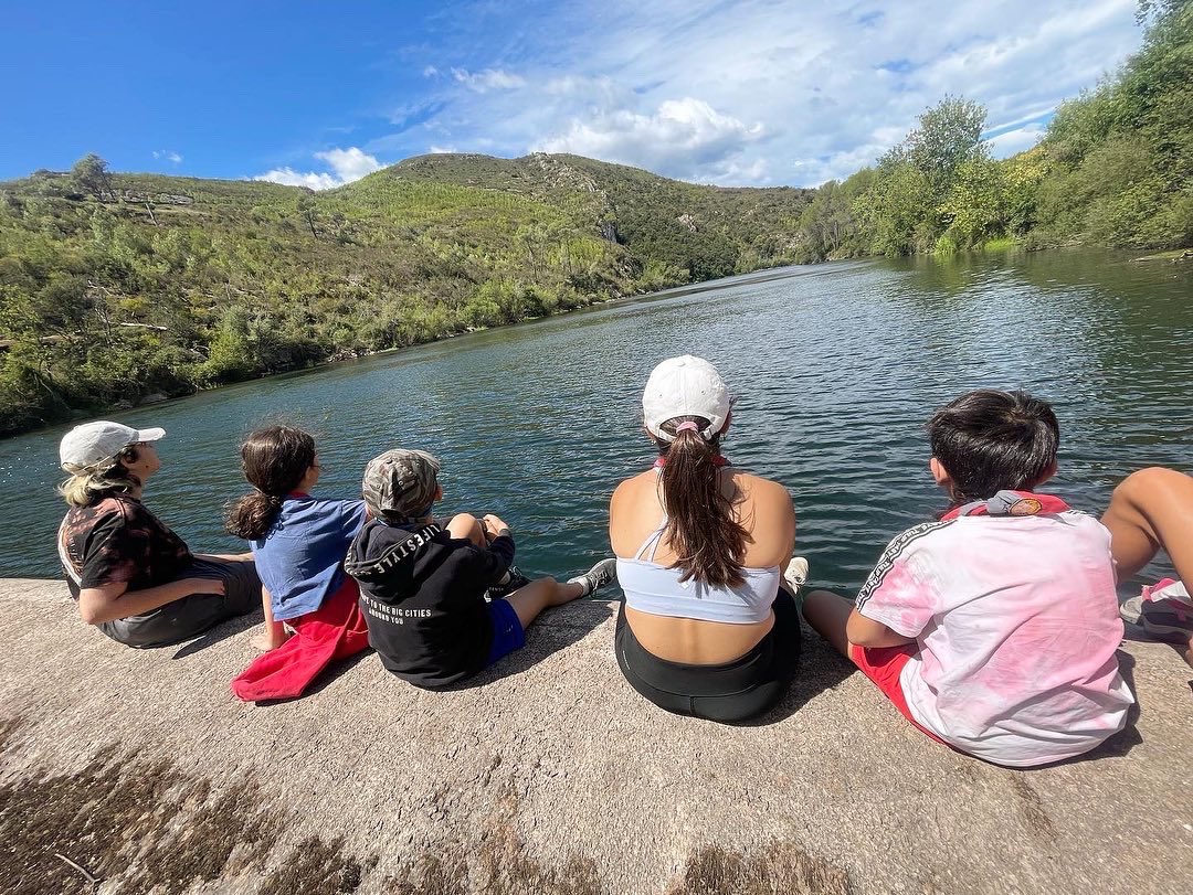 AEiGFlosiCalcat's tweet photo. [LliD] Els #Llops i Daines aquest estiu han viscut també uns #Campaments ben intensos al terreny de la Vinca 2, situat a Les Escaules.

Allà un personatge misteriós anomenat Enigmàrius 🕵️‍♂️📖 els va posar diverses proves.

Caps LliD ⚜️

#femcau #femescoltisme #arenysdemar #maresme https://t.co/V1jN97isy8