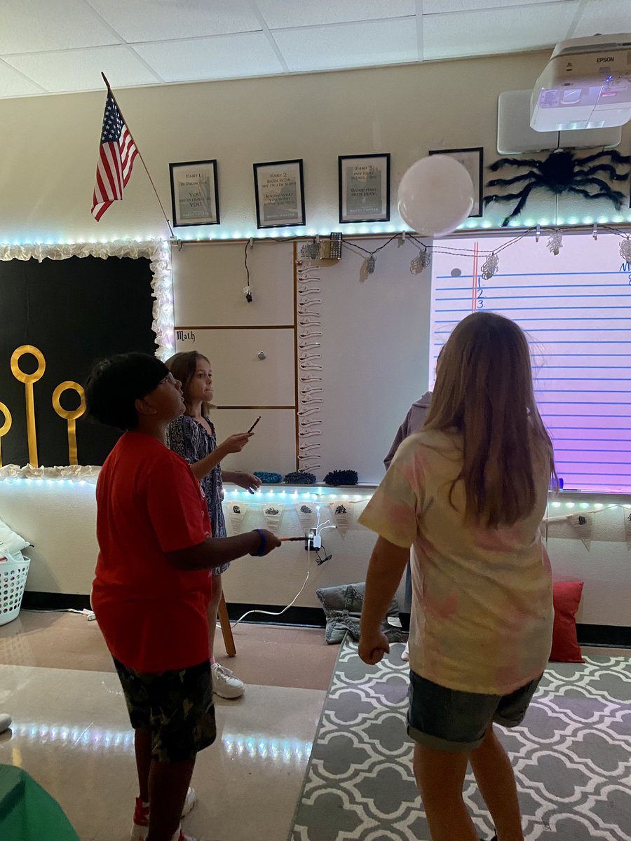 Wingardium Leviosa! Each House worked together to keep their balloon in the air using only their wands! Gryffindor is now in the lead by 20 points for keeping their balloon up the longest! Way to synergize! 🪄🎈