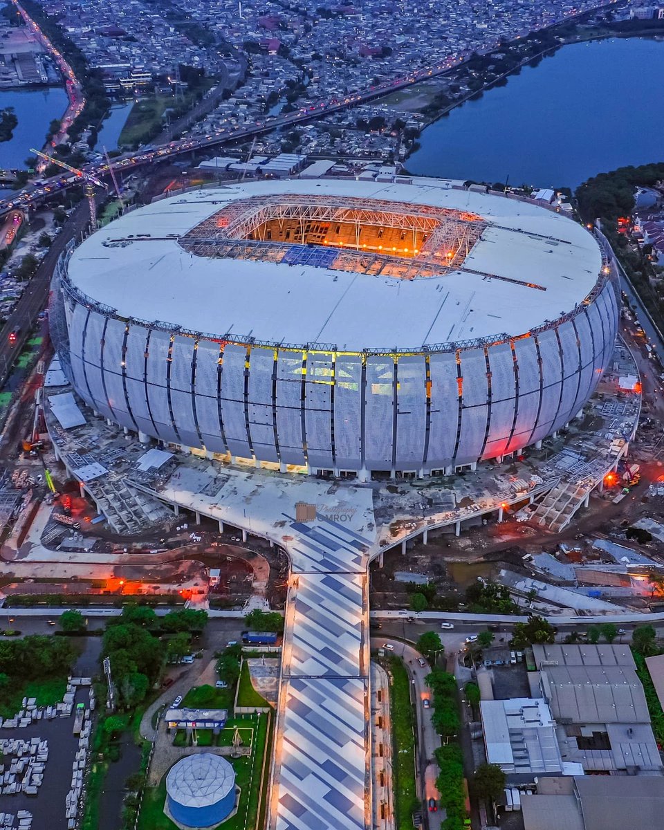 Rajanya bingung gak jadi tanda tangan Prasasti dari panglima PUPR, Panglima BUMN rangkap Komandan PSSI, Panglima Pemuda dan Olah Raga, Assisten DKI, semuanya pada bungkam setelah Stadion JIS ditunjuk oleh FIFA untuk dijadikan Venue Piala Dunia U-17. 
Tukang Rumput Gulung Tikar
🫣