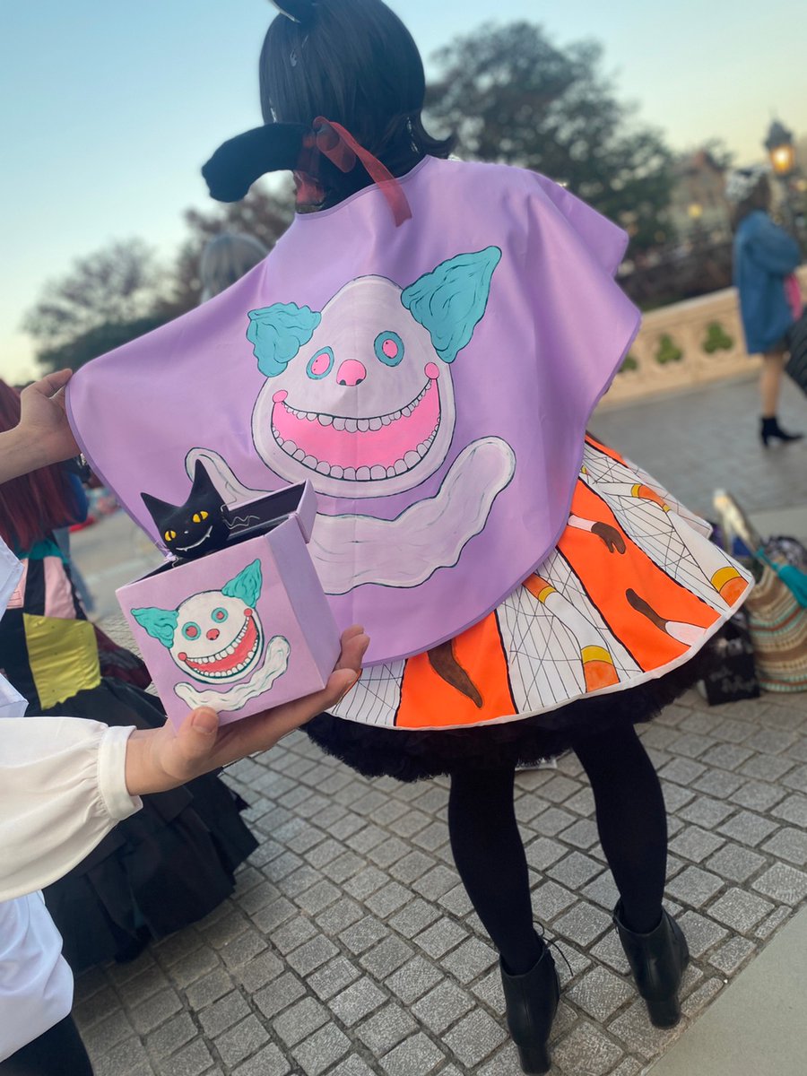 itona_tsgr's tweet photo. ホンテのホリデーナイトメア中のびっくり箱好きすぎてワンピースもマントも全部手書きしたとこ…
NBCのためなら頑張れた…
持ち歩いてるびっくり箱たちも全部手作りです
#誰も興味無いかもしれませんが私の仮装のこだわり聞いてください https://t.co/iO9mmODr06