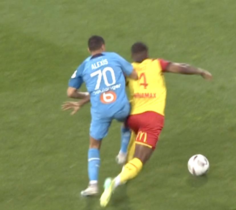 FranceschiMatt's tweet image. Palmarès de Wilfried Bien à la VAR ces derniers mois contre l’OM :

- But refusé face à Metz sur une faute imaginaire 
- But refusé face à Lens sur une faute imaginaire 
- Penalty (et carton rouge) non signalé face à Monaco et Nantes 

Ce n’est plus de l’incompétence…