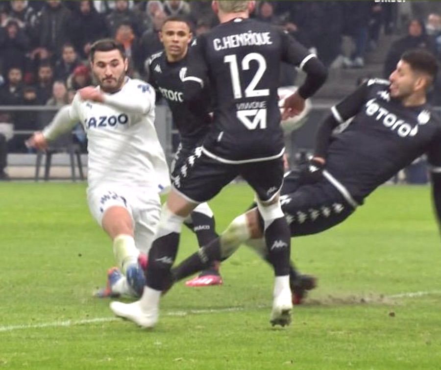 FranceschiMatt's tweet image. Palmarès de Wilfried Bien à la VAR ces derniers mois contre l’OM :

- But refusé face à Metz sur une faute imaginaire 
- But refusé face à Lens sur une faute imaginaire 
- Penalty (et carton rouge) non signalé face à Monaco et Nantes 

Ce n’est plus de l’incompétence…