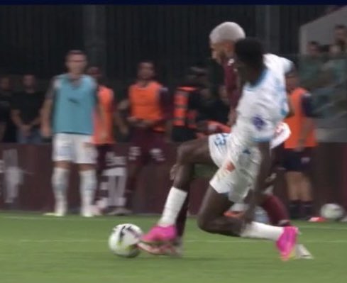 FranceschiMatt's tweet image. Palmarès de Wilfried Bien à la VAR ces derniers mois contre l’OM :

- But refusé face à Metz sur une faute imaginaire 
- But refusé face à Lens sur une faute imaginaire 
- Penalty (et carton rouge) non signalé face à Monaco et Nantes 

Ce n’est plus de l’incompétence…