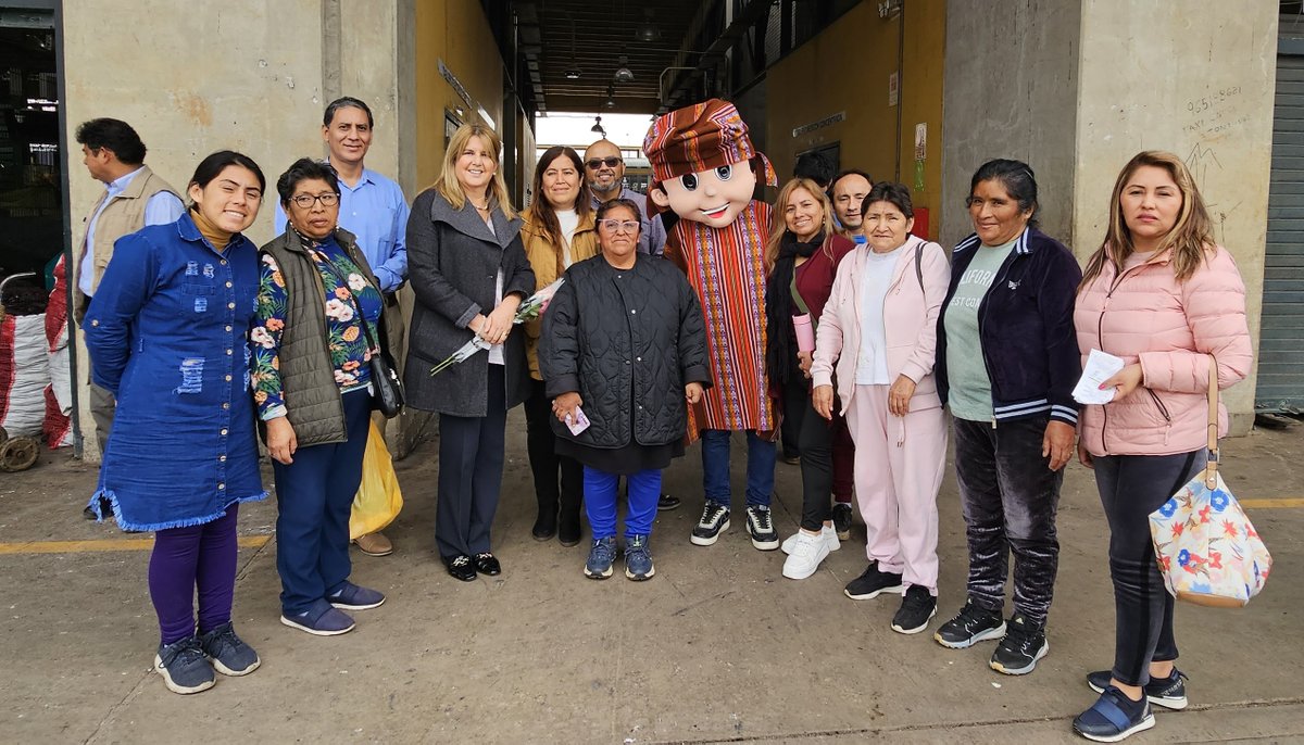 emmsalima's tweet photo. 𝗥𝗘𝗖𝗢𝗥𝗥𝗜𝗗𝗢 𝗘𝗡 𝗘𝗟 #𝗚𝗠𝗠𝗟
En el marco del plan de mejoras del Gran Mercado Mayorista de Lima, la Gerente General de #EMMSA, Rosa Luisa Ebentreich, inspeccionó algunos pabellones juntos a los comerciantes para constatar los avances y escuchar sus necesidades. https://t.co/Ur358NAmTK