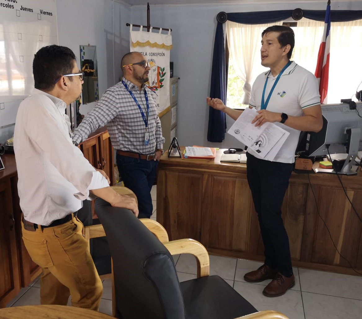 micittcr's tweet photo. Este viernes el viceministro de Ciencia, Tecnología e Innovación, Orlando Vega junto con el profesional en Telecomunicaciones, Luis Giraldo, realizaron una gira en San Rafael de Heredia + info en https://t.co/cazg8G8zc1 https://t.co/9MAimSeZ2Z