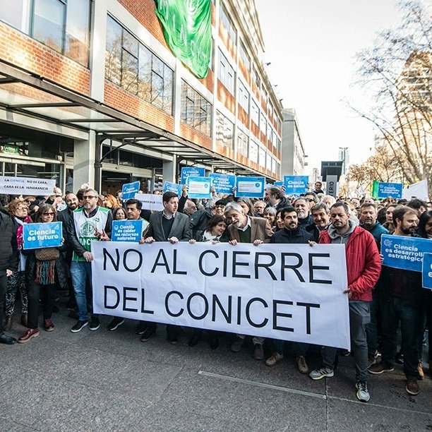 RCSalvarezza's tweet image. Quienes integramos la comunidad de ciencia vamos a impedir que triunfe este modelo privatizador neoliberal. Vamos a estar acá, día a día, para dar vuelta este escenario.

#CienciaEsSoberanía