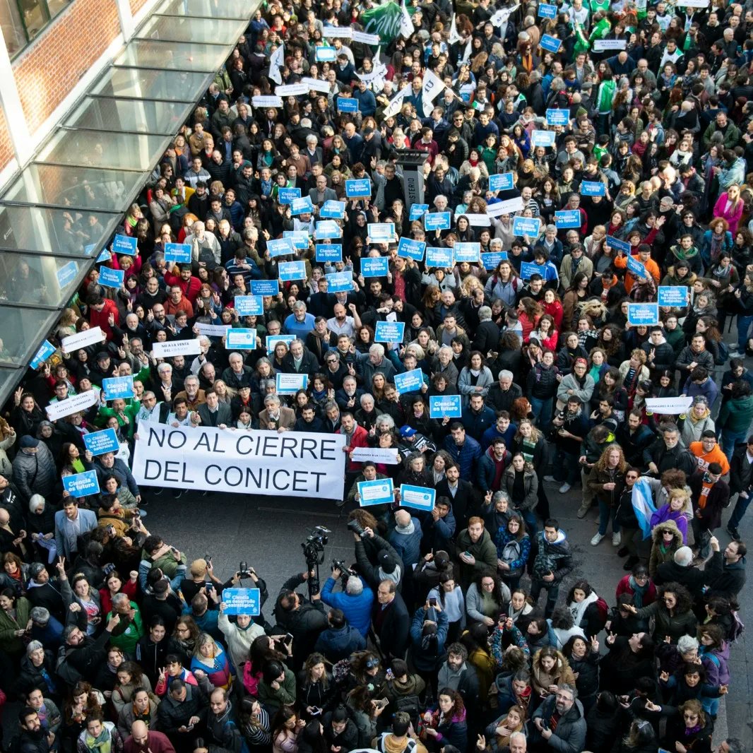 RCSalvarezza's tweet image. Quienes integramos la comunidad de ciencia vamos a impedir que triunfe este modelo privatizador neoliberal. Vamos a estar acá, día a día, para dar vuelta este escenario.

#CienciaEsSoberanía