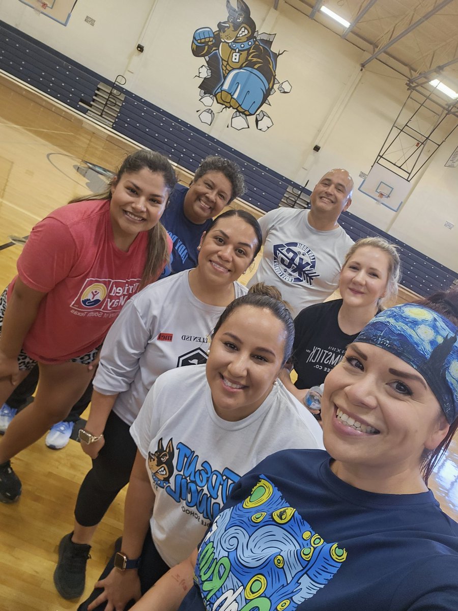 CoachRRamirez's tweet photo. Determined Dobies HIIT workout this morning💪🏼🔥 @bmsdobies https://t.co/3xayobsMr3