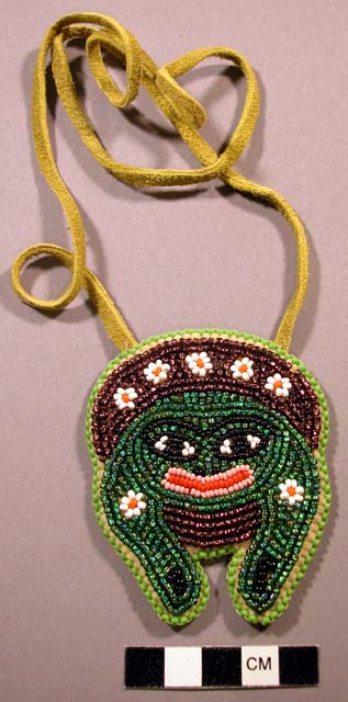 ArtHistAnimalia's tweet image. #FrogFriday:
2 beaded #frog figure pendants by Emma Marks, #Tlingit culture (Juneau, Alaska, USA)
glass beads, thread, felt backing, suede backing &amp;amp; strap
collected 1973-4
@peabodymuseum 974-12-10/52237A, 974-12-10/52237C
collections.peabody.harvard.edu/objects/detail…
collections.peabody.harvard.edu/objects/detail…