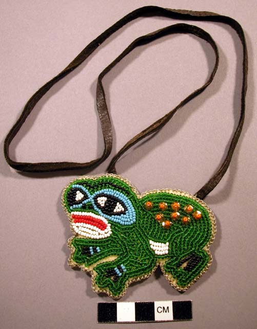 ArtHistAnimalia's tweet image. #FrogFriday:
2 beaded #frog figure pendants by Emma Marks, #Tlingit culture (Juneau, Alaska, USA)
glass beads, thread, felt backing, suede backing &amp;amp; strap
collected 1973-4
@peabodymuseum 974-12-10/52237A, 974-12-10/52237C
collections.peabody.harvard.edu/objects/detail…
collections.peabody.harvard.edu/objects/detail…