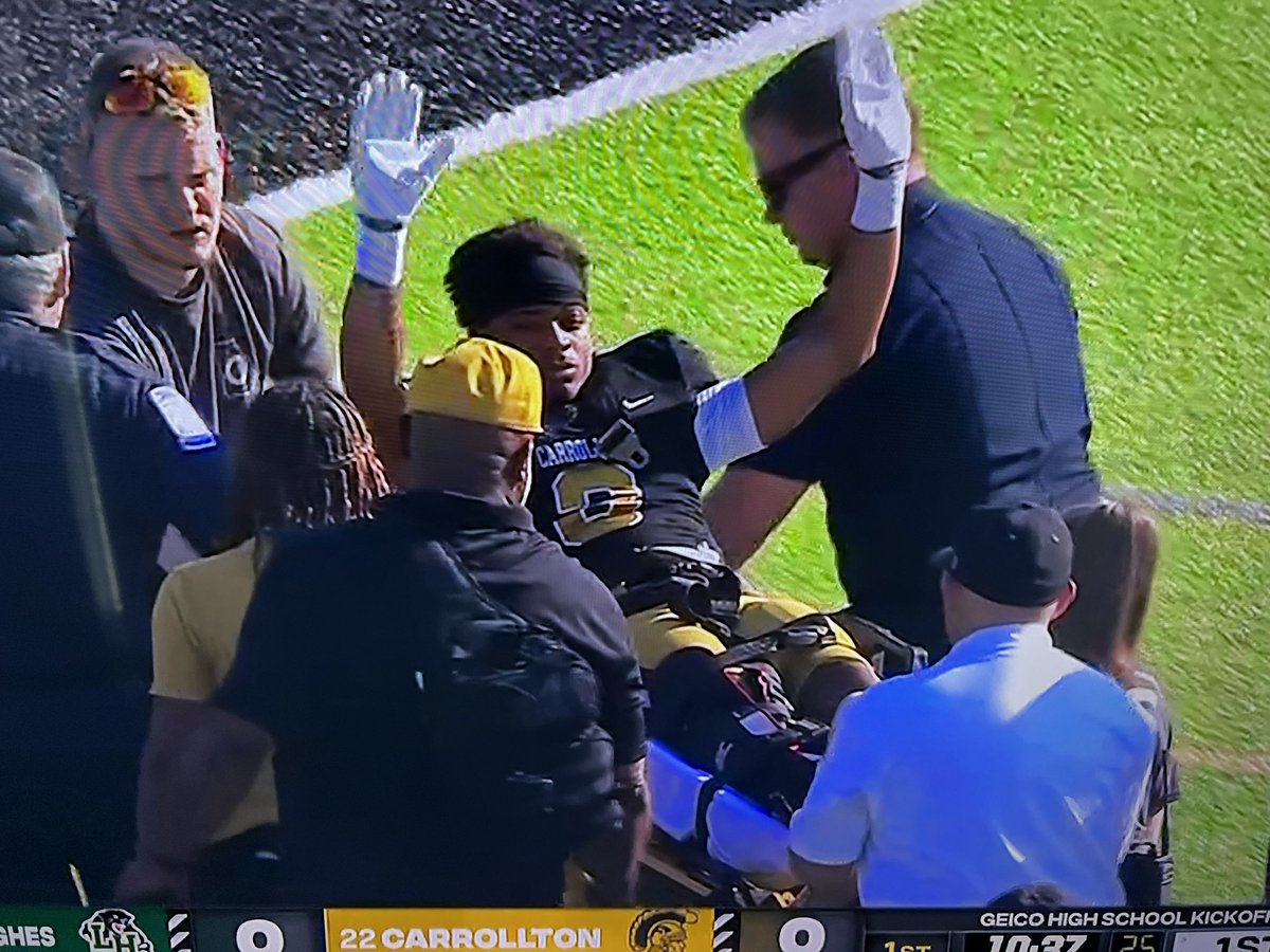 GradickSports's tweet photo. 🙏 Our thoughts are with Carrollton Trojan @brycehicks_2 as he was carted off the field vs Langston Hughes 🙏
📸 via: @espn https://t.co/1ECNxC61nn