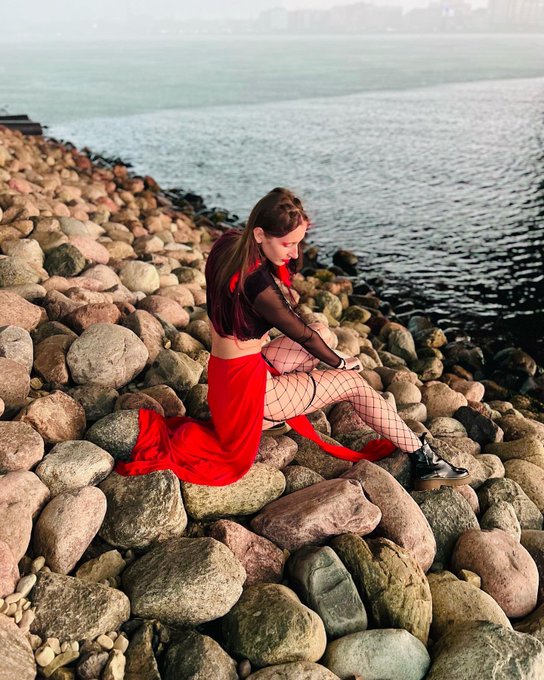 todays mood 🌧️ meditative vibe 🍒 https://t.co/plQpc54mEM<a href="/tag/onesummerday"class="tags"><span>#onesummerday</span></a>