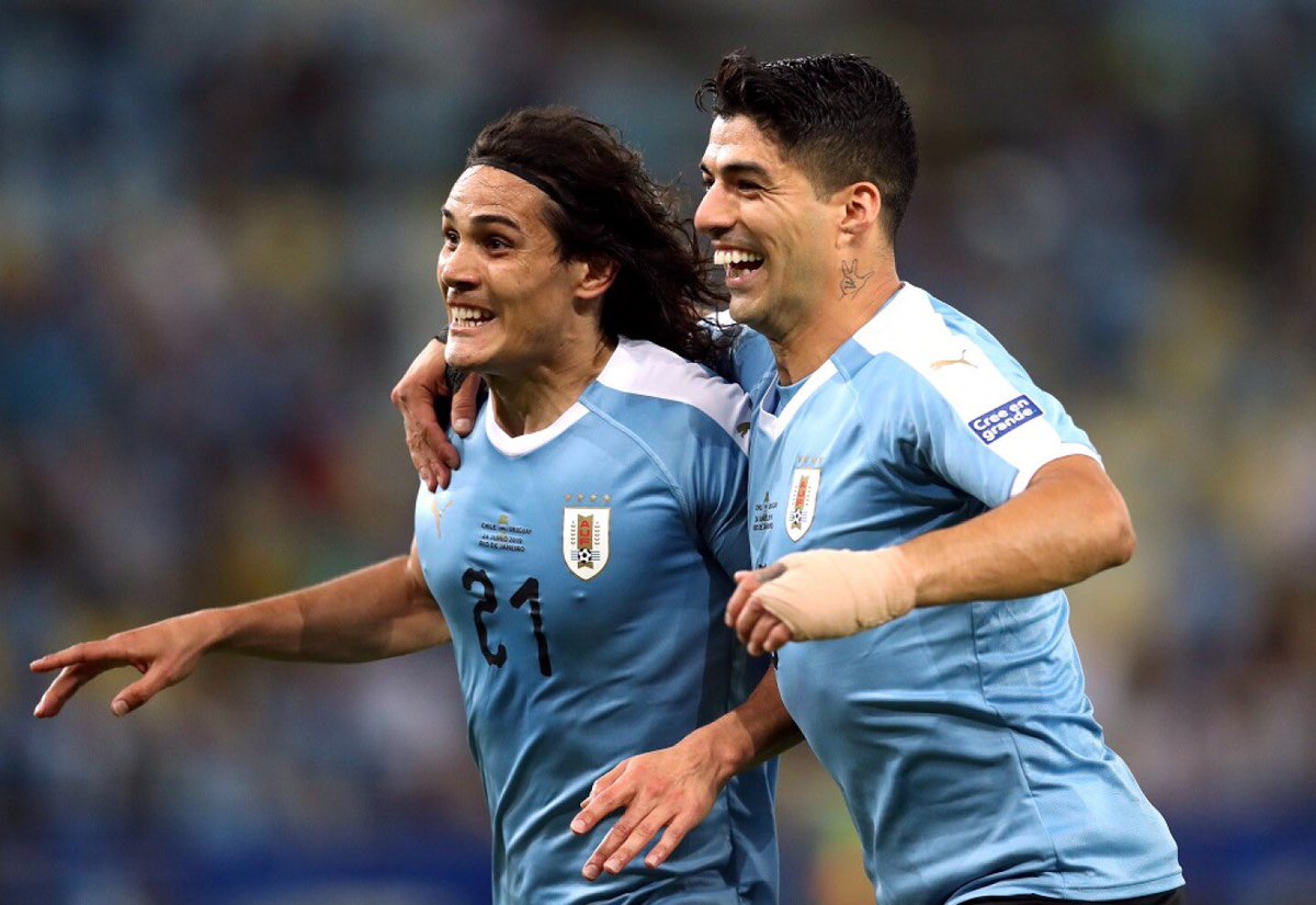 RodrigoRomano76's tweet photo. Todos los que vivimos en este país, los que nos gusta el fútbol y la selección sabíamos que algún día iba a pasar. 

Hace un año y medio, marzo 2022, todos contemplamos como Suárez y Cavani disfrutaban de una clasificación a Catar y también comenzaban a decir adiós a la selección. Son postales que todos recordamos, porque así se mostraron ellos, con sus familias en campo. Solo hay que hacer memoria. 

La magnitud de sus nombres en la Celeste es incalculable. Casi 130 goles entre los dos, solo un dato, dejan su huella.

Hoy hay un nuevo entrenador, que desde el día UNO comenzó a deslizar que el fin de los históricos, referentes o como quieras llamarlos, con Uruguay estaba próximo y que para su idea, su forma, su manera de ver este deporte, su intensidad al trabajar y jugar, estos no entraban en los planes. 

Es la decisión más pesada de los últimos 20 años de la selección y la toma Marcelo Bielsa porque todo técnico debe tomar resoluciones y Bielsa lo hace. 

Podemos discutir e intercambiar durante horas si esta bien o mal, pero el recambio iba a venir, tarde o temprano y lo más importante en el horizonte es el Mundial 2026 y ellos con 39 años no iban a llegar.

Nada ni nadie es más importante que la selección y la camiseta como nada ni nadie podrá borrar y alterar la historia, trayectoria y legado para siempre que dejan Luis Suárez y Edinson Cavani con sus 16 años vestidos con los colores de Uruguay.