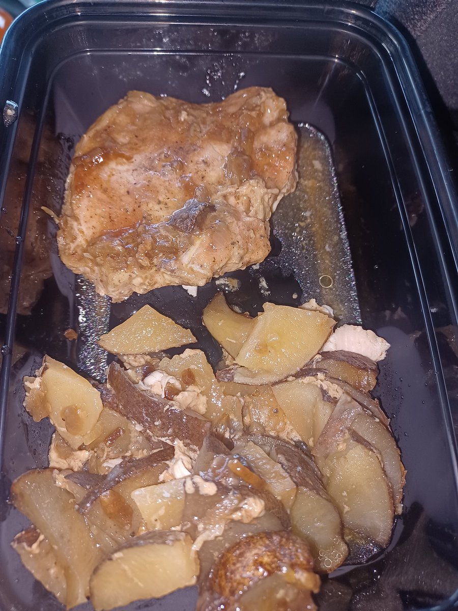 Holzster's tweet photo. Crockpot meal:
Pork Chops and potatoes with French Onion Soup mix seasoning...
Nummy..... https://t.co/8r7WKshade