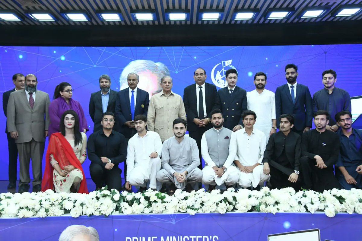 MShehzadKhanPK's tweet photo. I had the honor to led #100Delegates of @YouthCouncilPK to meet the PM🇵🇰. The PM appreciated &amp; recognized the efforts of YCP for youth empowerment and national integration. I assured the Prime Minister that the youth of Pakistan will take this country out of these crises. #PK🇵🇰💓 https://t.co/b88sNJI7R4