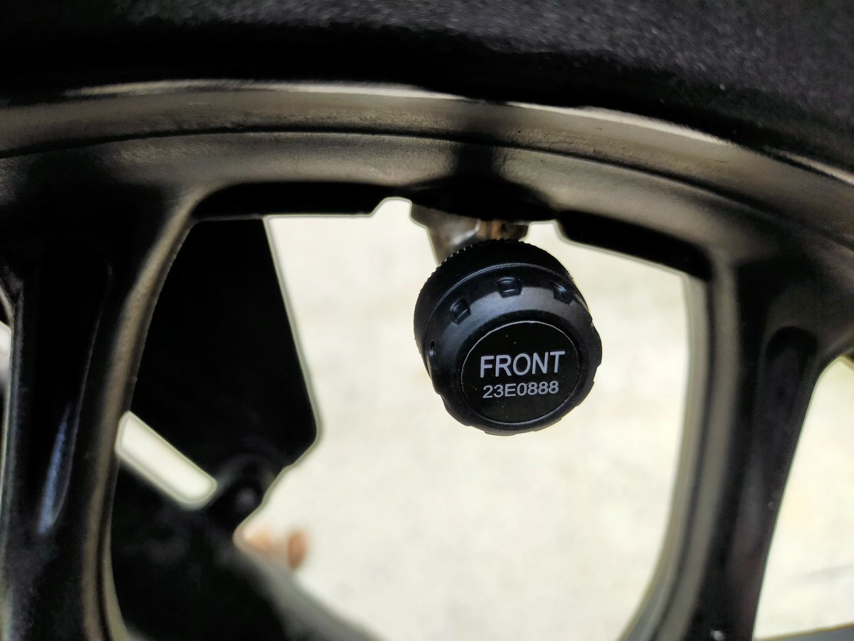 MAKOTO65353990's tweet image. バイクにもtpms導入しました。
規定圧に調整後、センサー取付。
1.5程低い値を示します。
アラーム基準値も実測値に合わせ、増減25％で警報発報。
電源はUSBで充電又は給電。
電源オンで数分静止でスリープとなり振動で再稼働。
#tpms
#NC750X