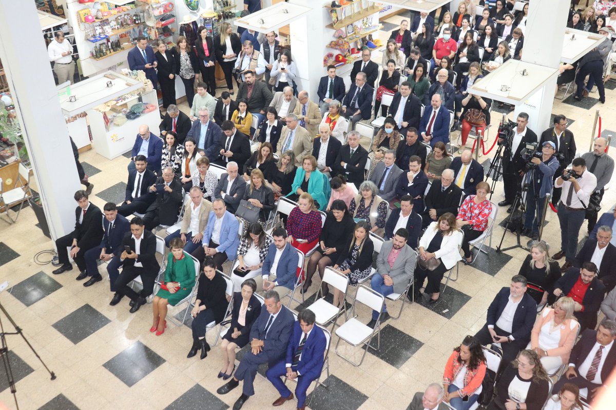 Un día muy emotivo para mí, en el cual asumo con mucho honor, compromiso y amor mi designación como Ministra de la Secretaría Nacional de Turismo. 

Sostengo que Paraguay es un destino turístico que tiene mucho por descubrir y es fundamental apostar por el mejoramiento del acceso