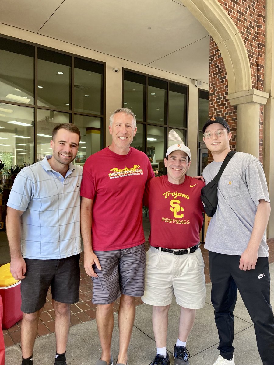 Great to see Ryan and Connor at Trader Joe’s University Village! Thanks for the USC Trader Joe’s shopping bags! Fight On✌️⁦<a href="/ThePeristyle/">USCFootball.com</a>⁩ ⁦<a href="/insidetroy/">Ryan Abraham</a>⁩