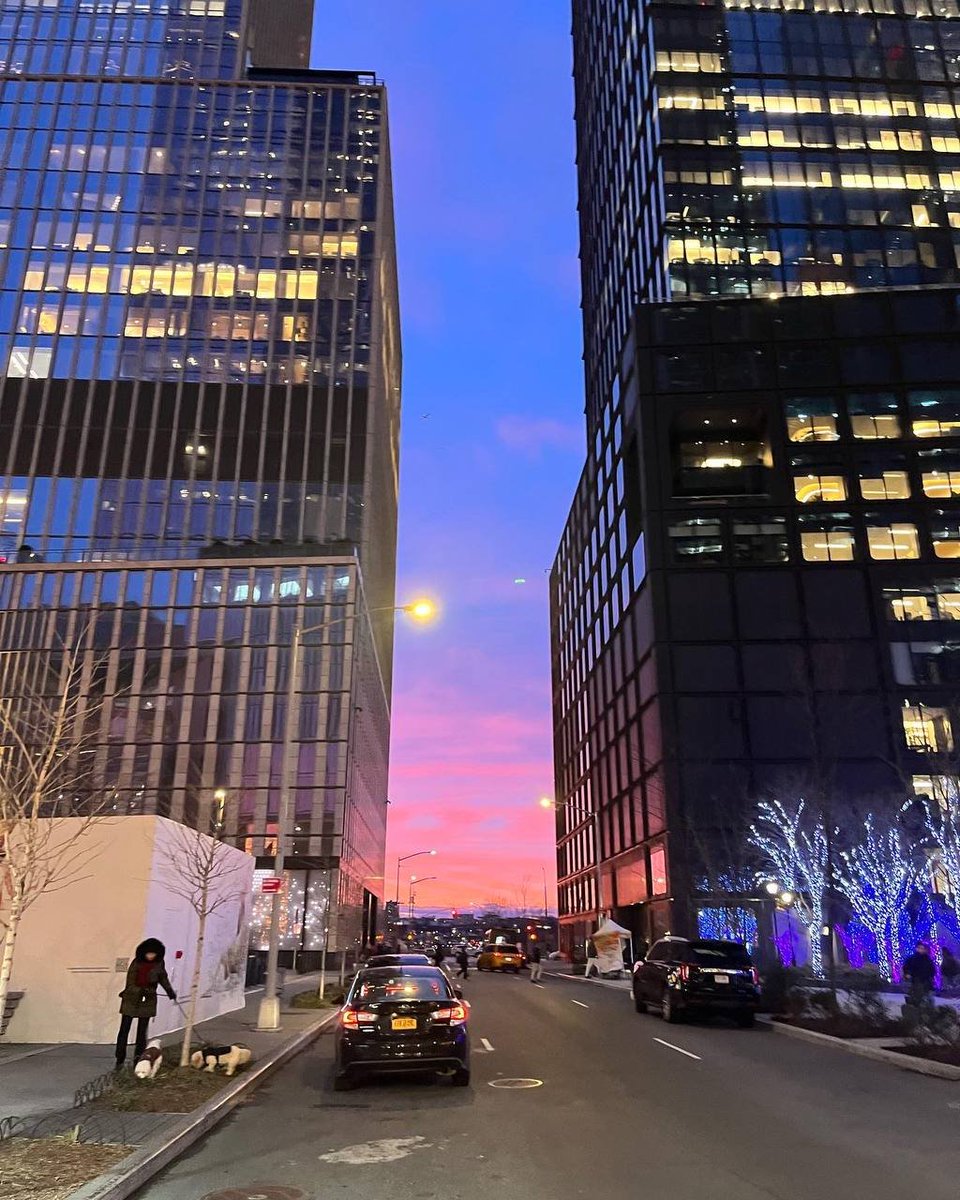 Ticcyie's tweet photo. The sunset in Manhattan today is extraordinarily beautiful https://t.co/wZbscCEtkS