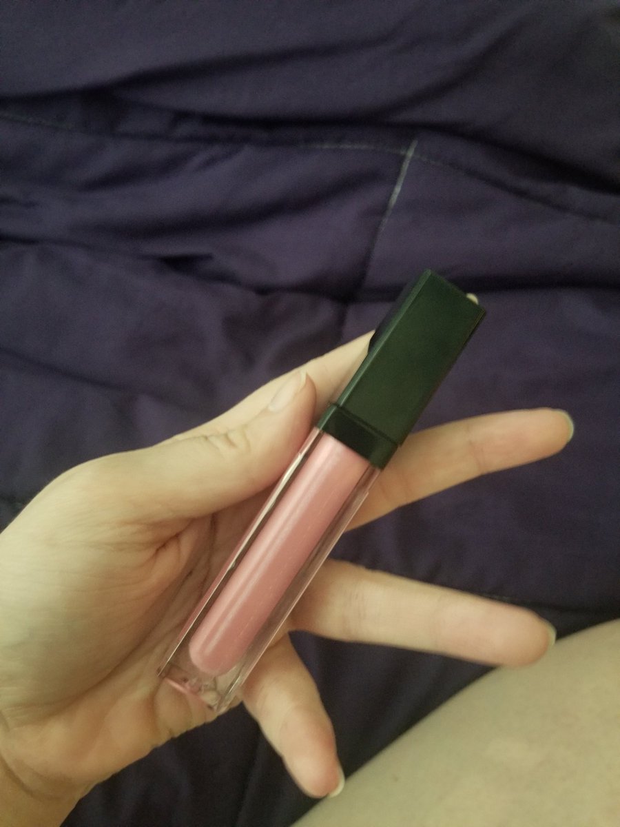 lastoftheorder's tweet photo. WHY DOES MY LIPGLOSS LIGHT UP WHEN I UNSCREW IT???

This is so unneccessary I just... https://t.co/AQgaesXsk0