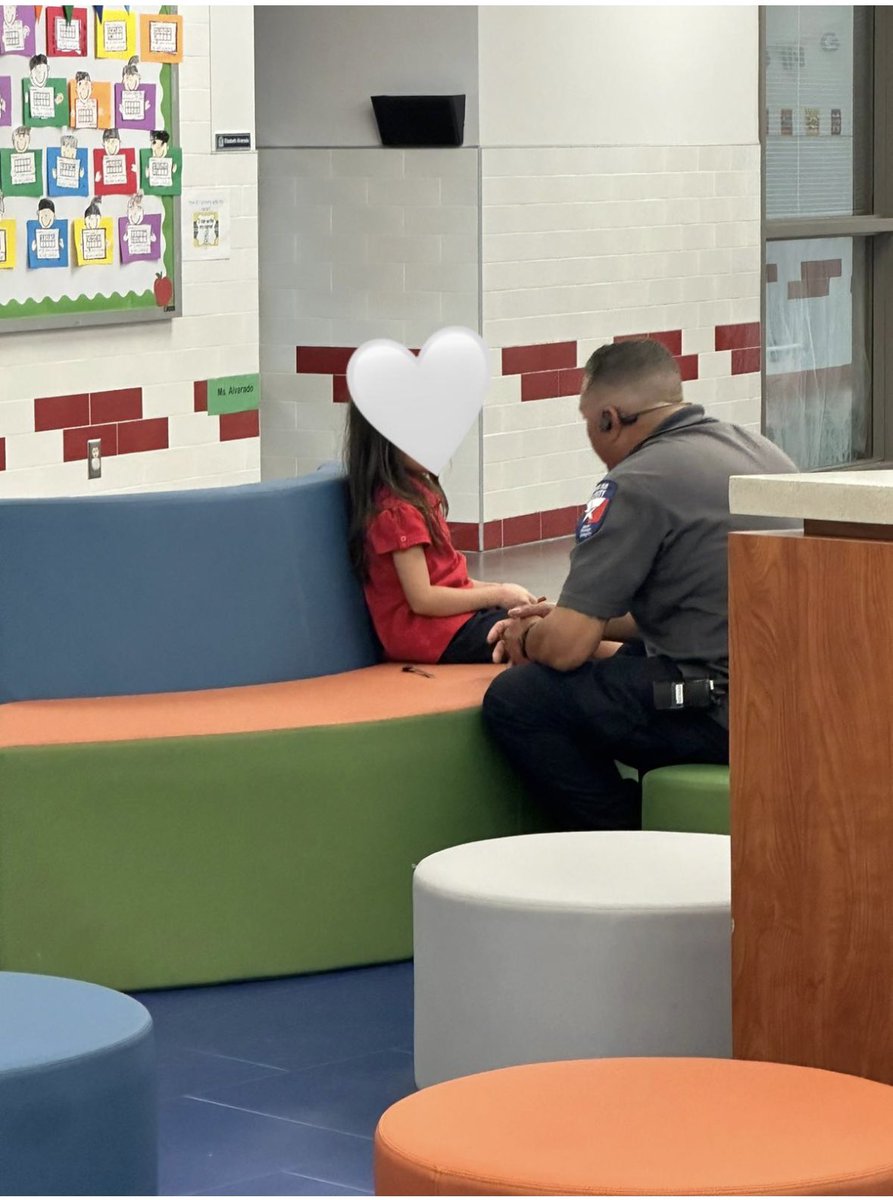 IChavez_JCE's tweet photo. Our A+mazing officer not only keeps us all safe……🦸🏻‍♂️ but also takes the time to help our little scholars that are having a rough day! ☺️
Thank you Officer Tobar for ALL you do! We appreciate you ❤️🦬💙
@SGTCarrasco_ES @JFCarrasco_JCE 
#Buffangers #TeamSISD https://t.co/naUwxECu95