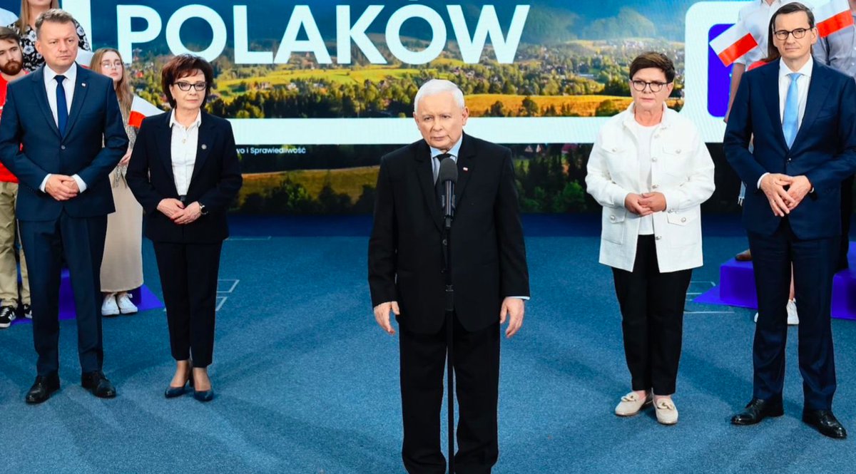 Nie no, choreografia dopracowana w szczegółach. Pozycje nóg - panowie pozycja nr 2, panie nr 3. Ręce wszyscy w "koszyczek". Solista - pozycja luźna, dowolna.