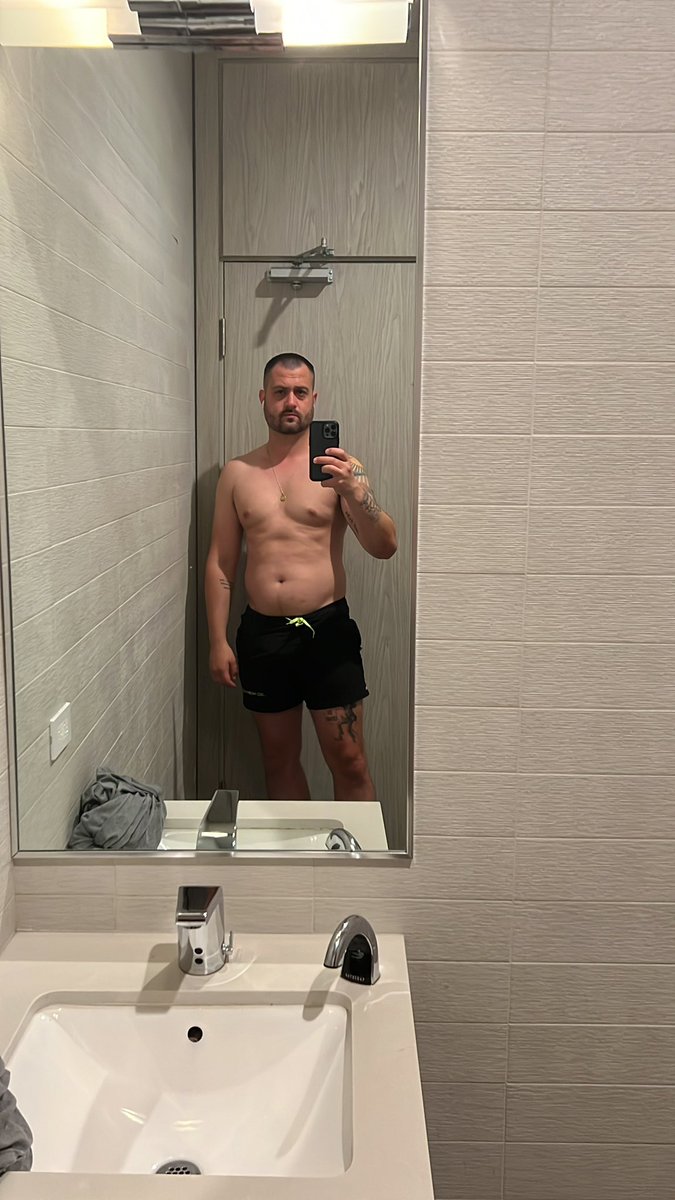 alwaysmrbgreen's tweet photo. 4 free subs left ;) check OF for a sexy post gym strip https://t.co/Kv0pyqQ7rj