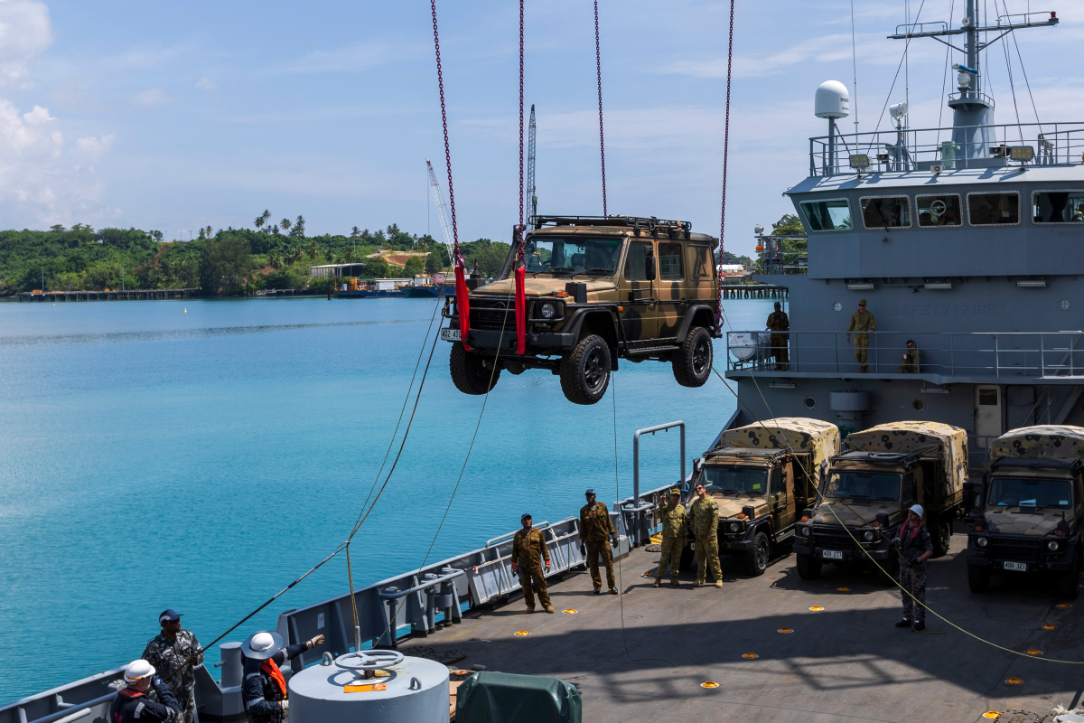 AustralianArmy's tweet image. Job well done! The crews of HMPNGS Cape Gloucester and Australian Defence Vesel Reliant worked together to transfer equipment and vehicles to Manus Island, PNG in preparation for Ex Puk Puk. 🇵🇬 🇦🇺  #PNGDF