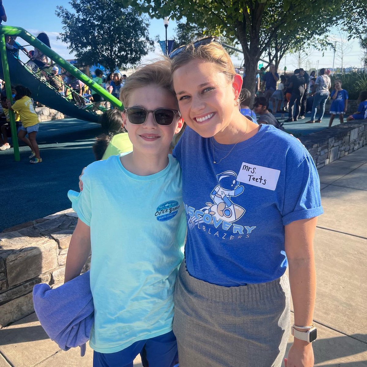 JenEvansLCPS's tweet photo. We crashed the Discovery BTS party after our movie to see our favorite teachers @MrsNeff5th @MrsTeetsDIS You both are amazing! Have a wonderful school year 💗😊 @Discovery_elem https://t.co/kWDu4Miz7r