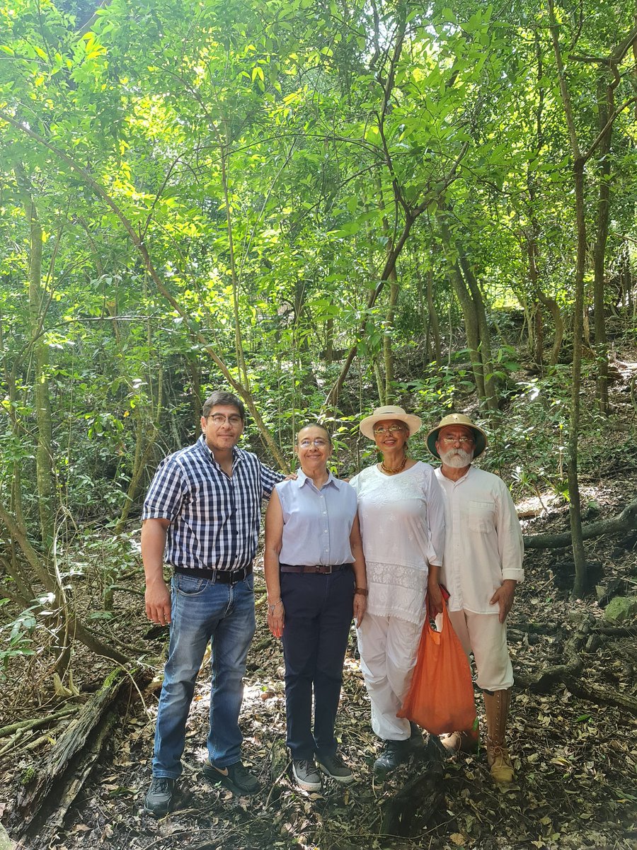 Un recorrido por El Zapotal siempre es un suceso muy grato, más en compañía de amigos tan queridos, Efraín, Pilla, Alex, qué gustazo.