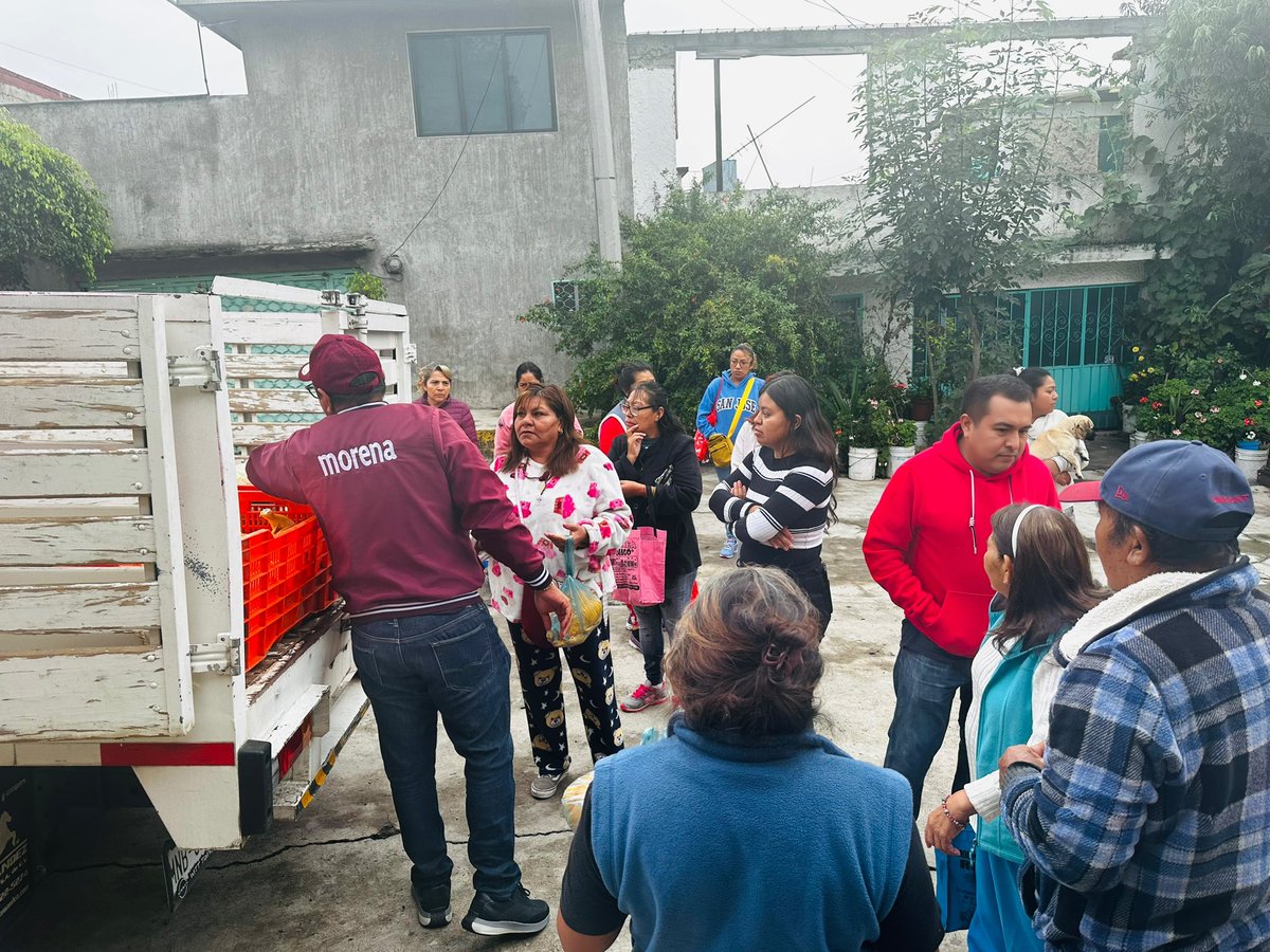 _miguel_cabrera's tweet photo. Desde temprano continuamos los trabajos de apoyo a nuestras #Familias #Atizapenses, agradezco a las estructuras #ComitésSeccionales que trabajan día a día en este proyecto para llevar la #4Transformación a nuestro incomparable #AtizapanDeZaragoza @delfinagomeza @horacioduarteo https://t.co/R3XY8o0cU4