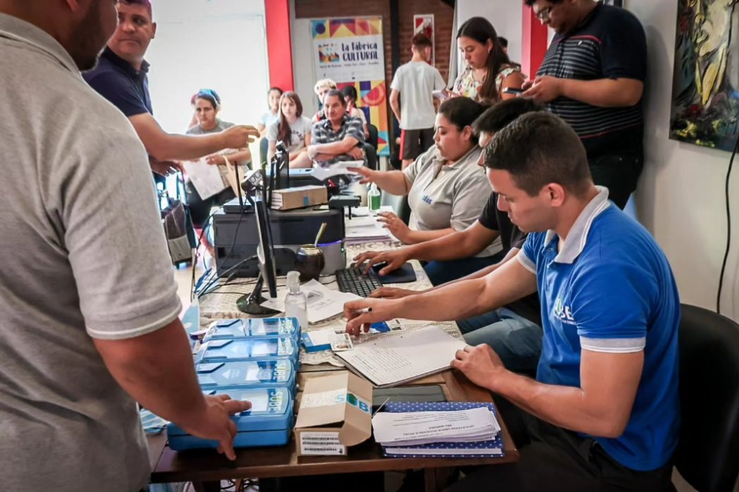 TransporteChaco's tweet photo. ¡Operativo SUBE!

➡️ Visitamos Puerto Tirol, acercando SUBE Estudiantil, Discapacidad, Tarifa social y SUBE común para que todos los usuarios y usuarias accedieran al beneficio.
Gestionamos más de 300 ejemplares en una sola jornada.👏🏻👏🏻
¡Transporte Público para todos y todas! 🤗 https://t.co/dOZCcTvS3i