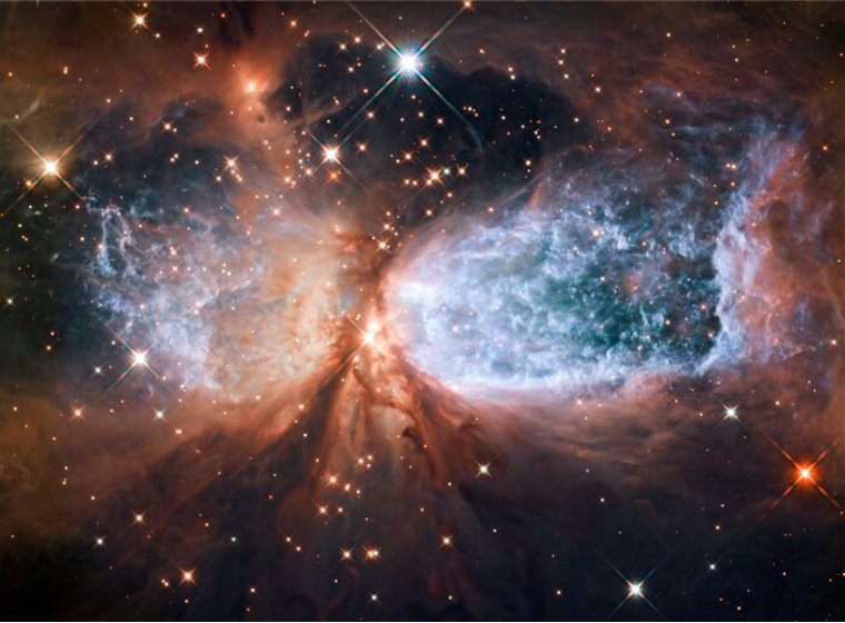 Esta imagem do Telescópio Espacial Hubble da NASA/ESA mostra Sh 2-106, ou S106 para abreviar. Esta é uma região compacta de formação de estrelas na constelação de Cygnus (O Cisne). 

Crédito:
NASA e ESA